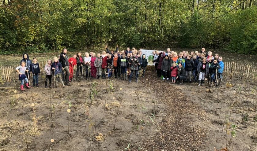 Kinderen van de basisscholen Sint Antonius en De Mient bij hun Tiny Forest.