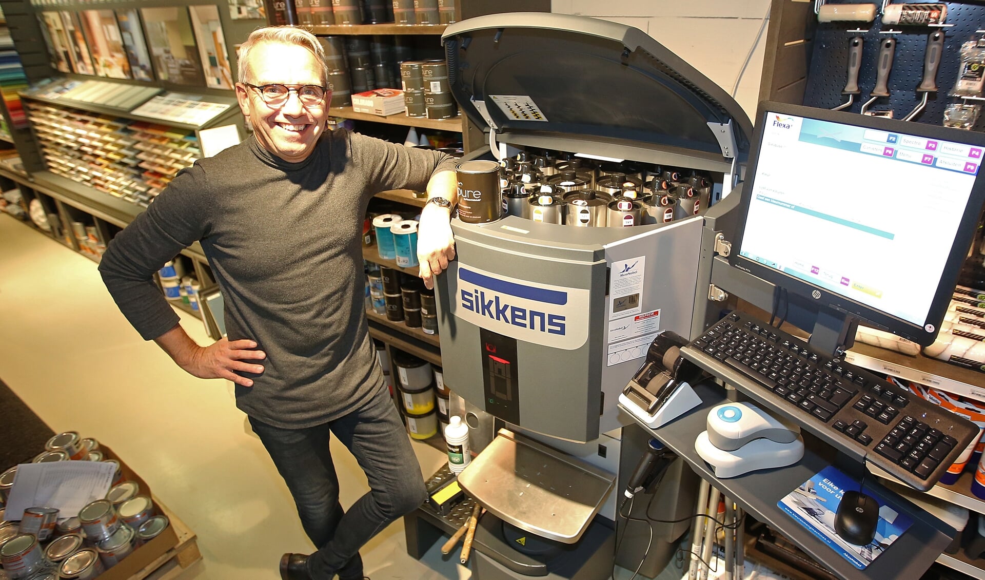 Albert Hoegen-Dijkhof toont trots de nieuwe verfmengmachine in zijn Vennepse winkel. 