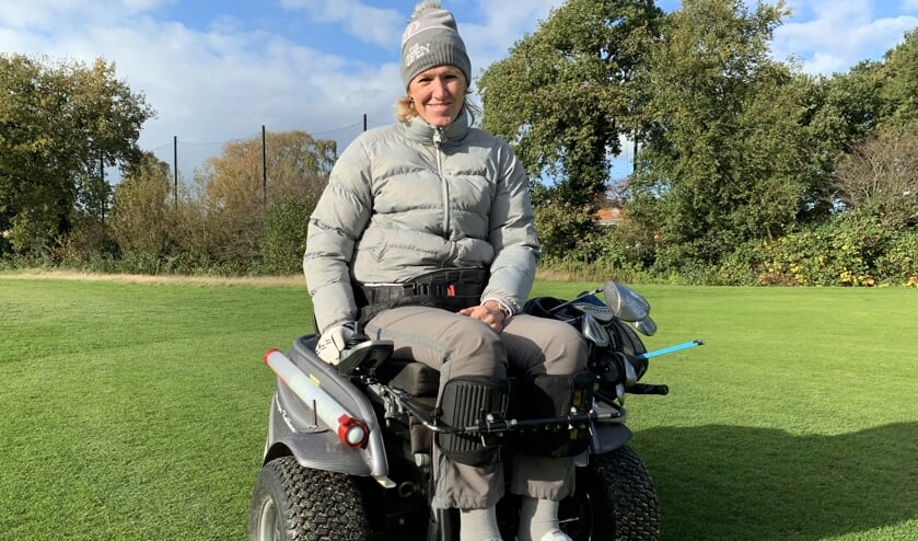Monique Kalkman tijdens een oefenronde op de Goyer. ,,Als we met de disabled golfers willen groeien naar topsport, moet de sport zelf ook volwassener worden.''