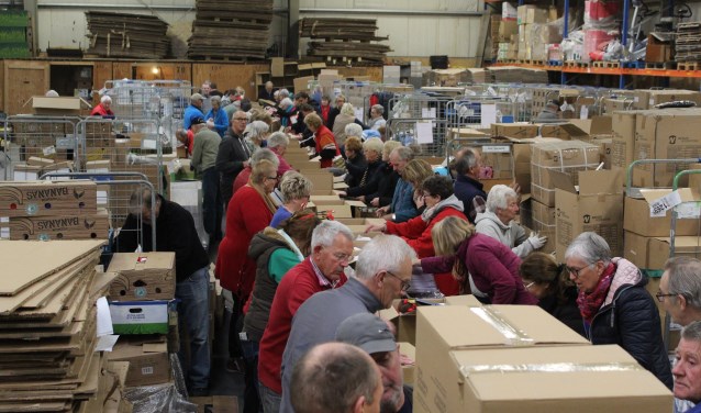 Het is een al al bedrijvigheid, er moeten 4200 kerstpakketten worden ingepakt!