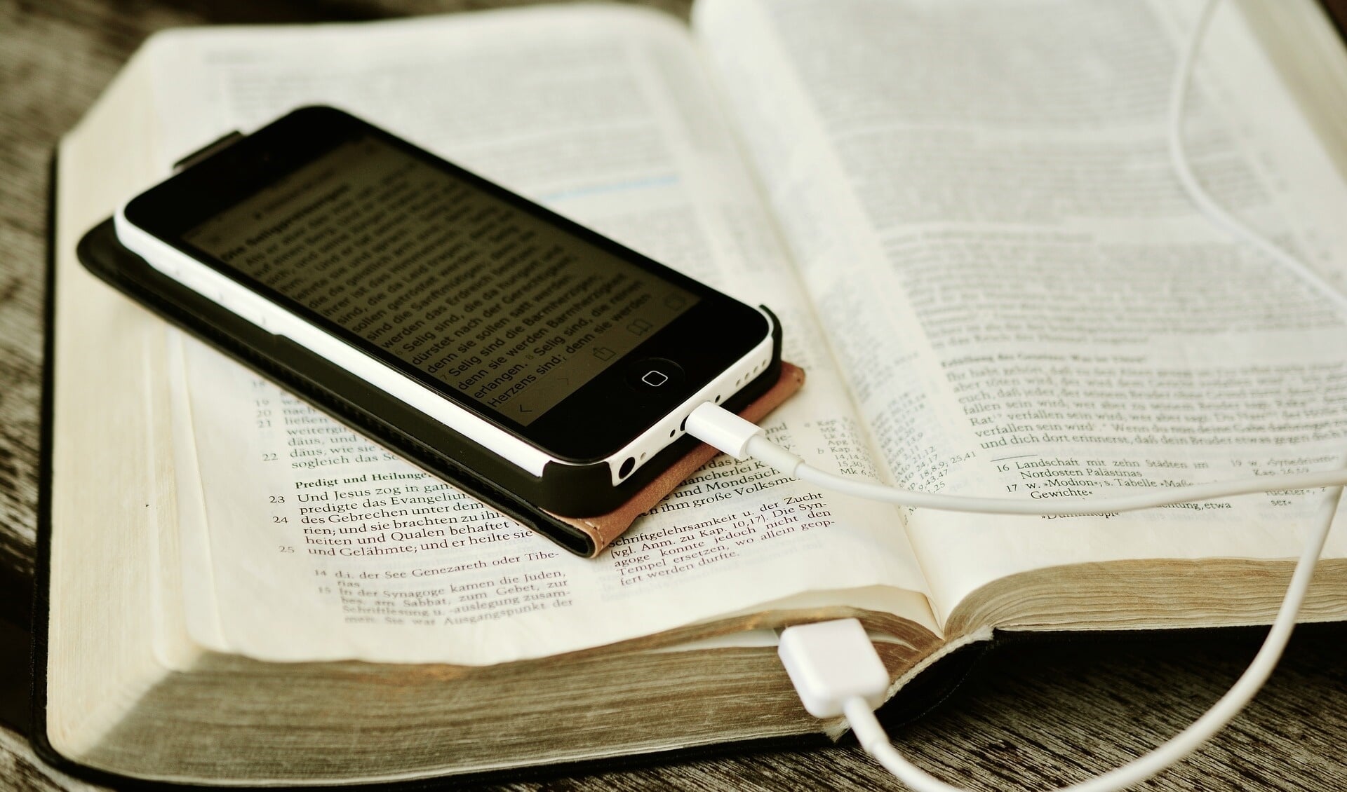 De Bijbel in boekvorm en digitaal. 