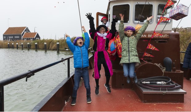Pieten en kinderen enthousiast op pakjesboot 12.