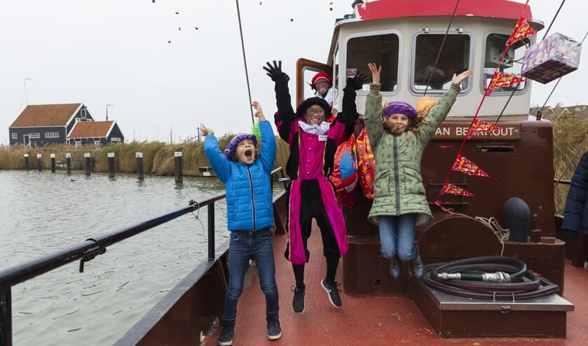 Pieten en kinderen enthousiast op pakjesboot 12.