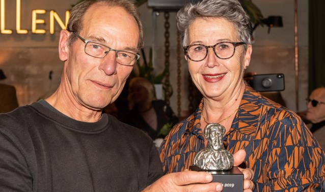 Klaas Kwadijk kreeg de prijs uit handen van Tineke Abercrombie-Schoorl.