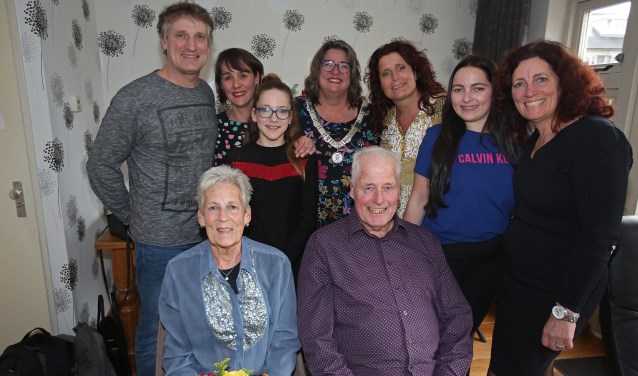 Hendrika en Leendert Hagman als stralend middelpunt, met hun kinderen en kleinkinderen.