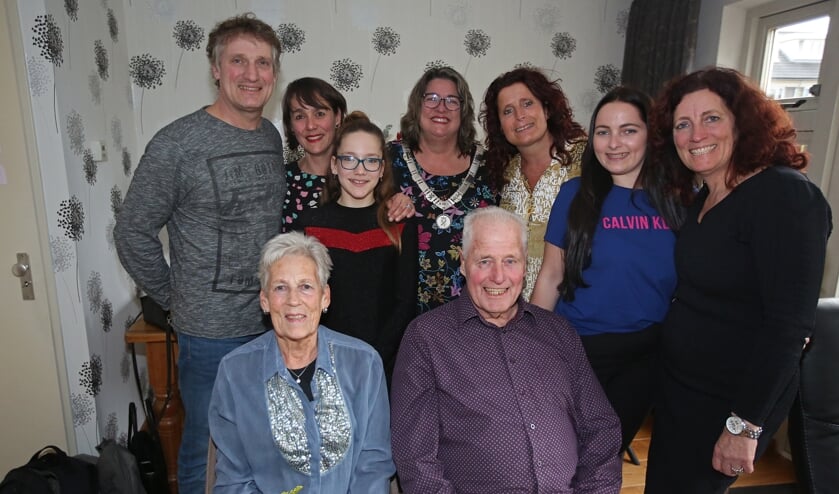 Hendrika en Leendert Hagman als stralend middelpunt, met hun kinderen en kleinkinderen.