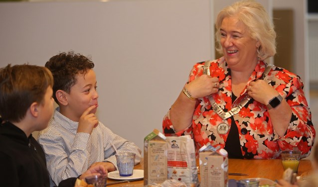 Burgemeester Marianne Schuurmans heeft plezier met de kinderen.