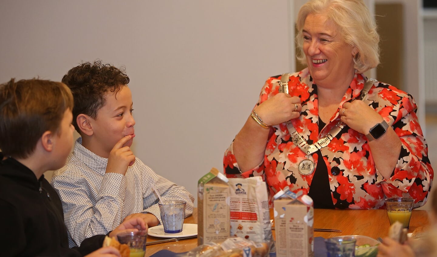 Burgemeester Marianne Schuurmans heeft plezier met de kinderen.
