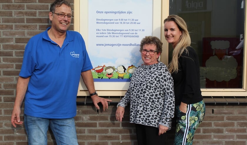 Matthie en Tineke Witte en pleegouder Jacqueline voor het pand van Je mag er zijn aan de Mossel 23.