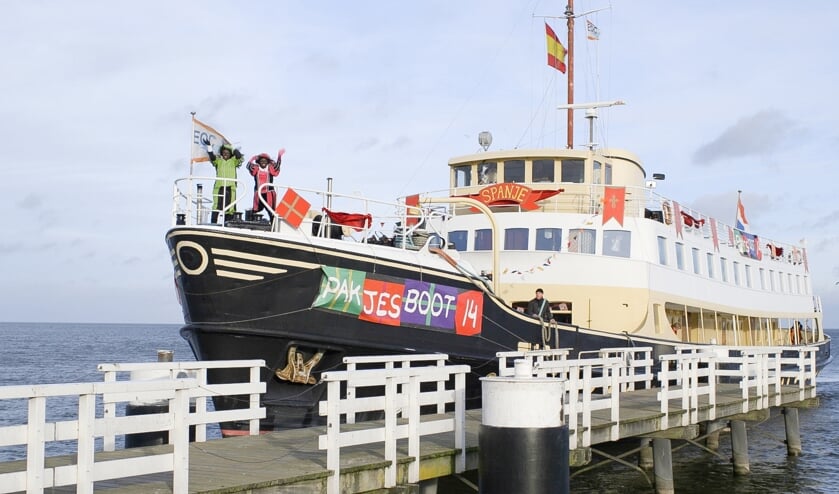 Iedereen mag aan boord komen om Sinterklaas in zijn werkruimte te ontmoeten.