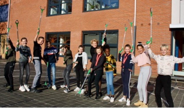 De leerlingen van Bommelstein zorgen dat de omgeving van hun school netjes blijft.