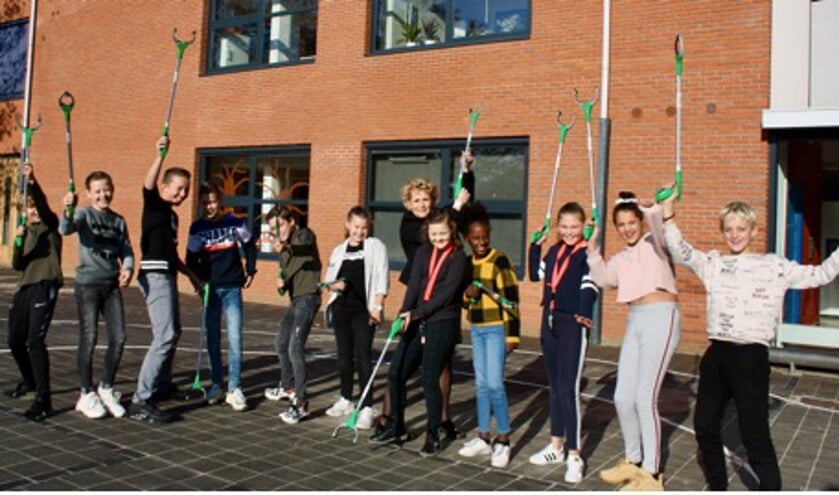 De leerlingen van Bommelstein zorgen dat de omgeving van hun school netjes blijft.