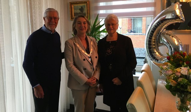 August de Haan en Wilhelmina Maria Catharina van Althuis krijgen bezoek van locoburgemeester Mariëtte Sedee.