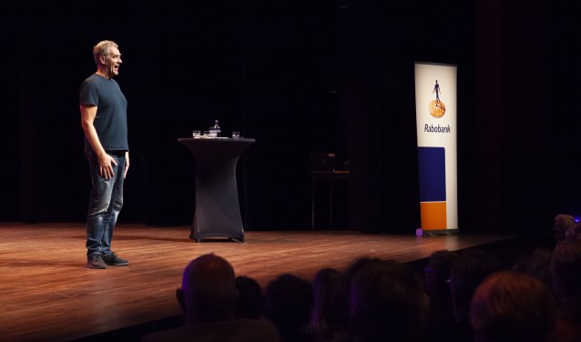 Cabaretier Peter Heerschop spreekt de menigte toe.