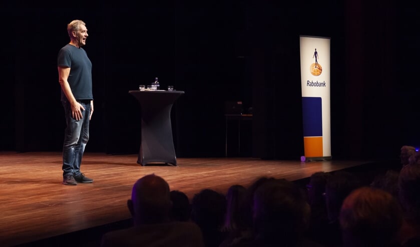 Cabaretier Peter Heerschop spreekt de menigte toe.