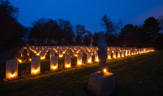 Op 24 december zullen 270 aangestoken lichtjes bij een oorlogsgraf worden geplaatst.