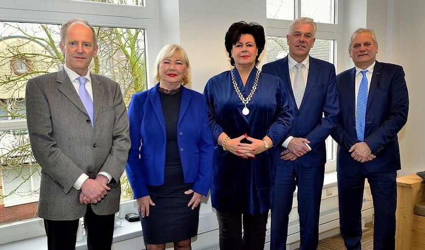 Burgemeester Wendy Verkleij-Eimers (midden) tussen haar wethouders van Uitgeest.