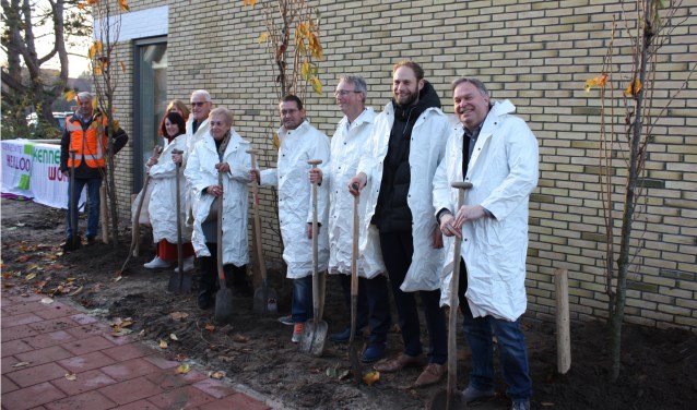 Wethouder Rob Opdam van gemeente Heiloo, manager Vastgoed Michiel van Baarsen van Kennemer Wonen, directielid Dirk Jan de Rouwe van Dijkstra Draisma en zes bewoners zetten een schop in de grond.