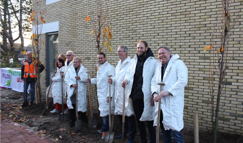 Wethouder Rob Opdam van gemeente Heiloo, manager Vastgoed Michiel van Baarsen van Kennemer Wonen, directielid Dirk Jan de Rouwe van Dijkstra Draisma en zes bewoners zetten een schop in de grond.