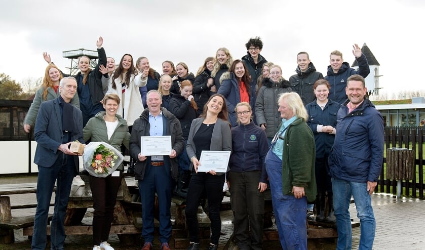 Van links naar rechts (onderaan):
Wethouder Duijnker, Willy Kenter, Wim van Reenen, directeur Helderse Vallei Katelijne van Spronsen, Daphne Prins (dierverzorger), John de Graaf (beheerder boerderij De Helderse Vallei), docent Mario en leerlingen Clusius College.