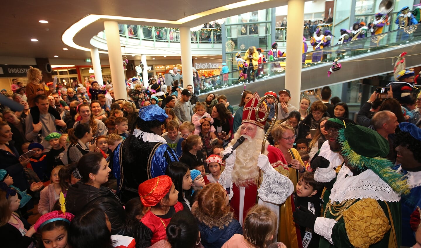 Sinterklaas spreekt de vele kinderen toe en geeft aan blij te zijn dat hij ook Nieuw-Vennep dit jaar mag bezoeken. 