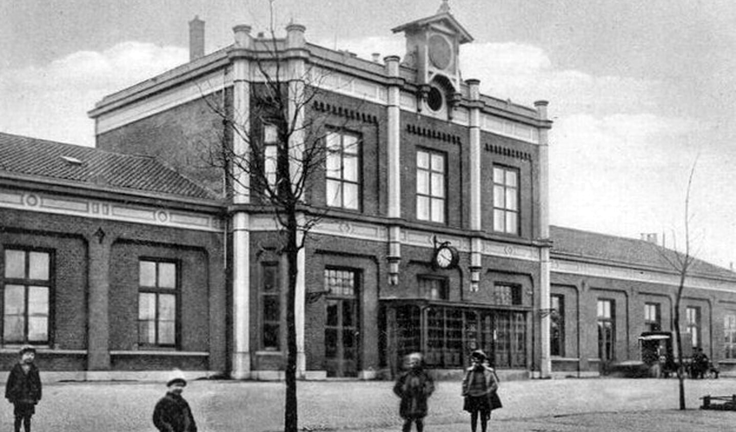 Zo zag het NS station Zaandam eruit in 1920.