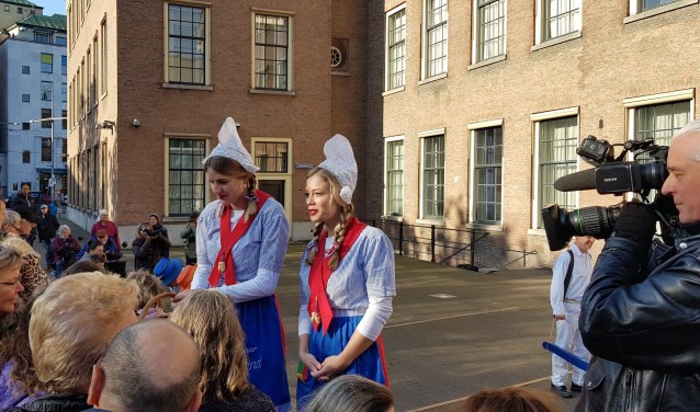 Kaasmeisjes delen kaasblokjes uit op de Haagse Hofplaats.