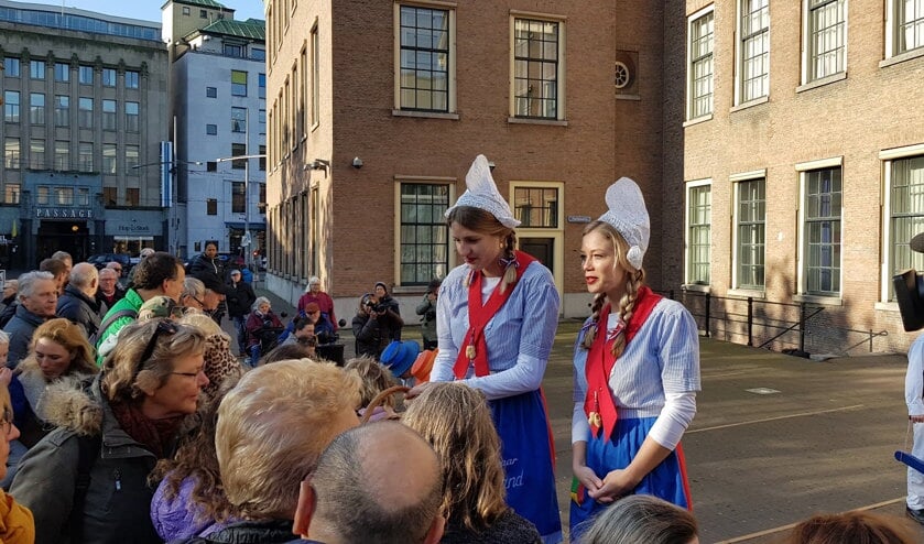 Kaasmeisjes delen kaasblokjes uit op de Haagse Hofplaats.