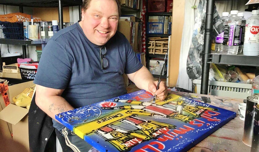 Henk Veen aan het werk aan een van zijn vele meesterwerken.