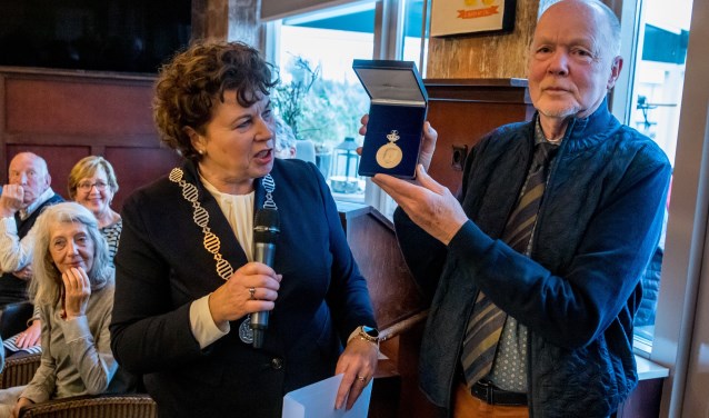 Burgemeester Kompier reikte de erepenning uit aan een zeer verraste voorzitter.