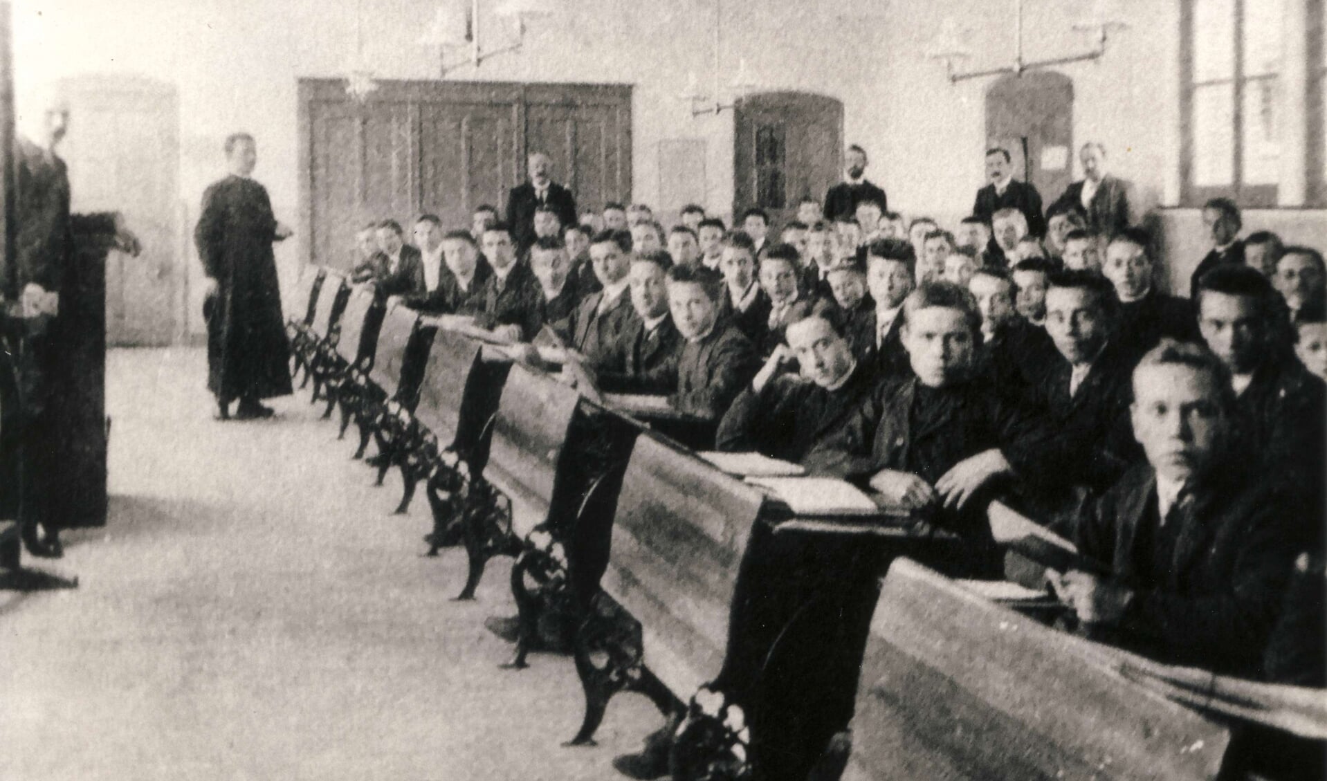  Een klaslokaal op de Bisschoppelijke kweekschool aan de Baanstraat | ca.1930 | Collectie MK.