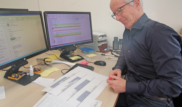 Theo Wever, voorzitter van Stichting Sportpodium Waarland,bekijkt de plannen.