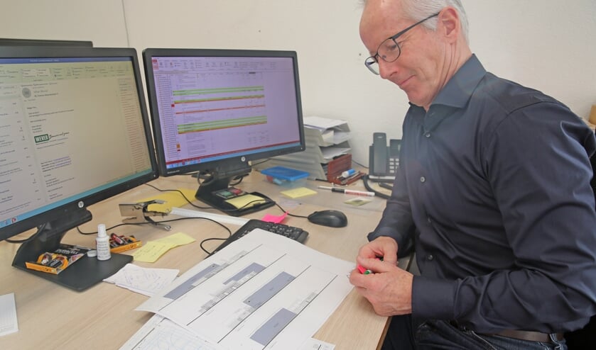 Theo Wever, voorzitter van Stichting Sportpodium Waarland,bekijkt de plannen.