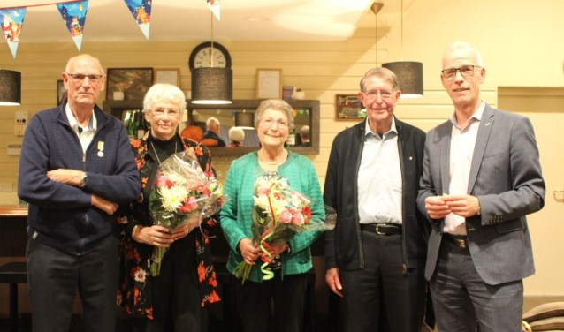 De onderscheiden koorleden met hun echtgenotes. Rechts de voorzitter van de Parochieraad.