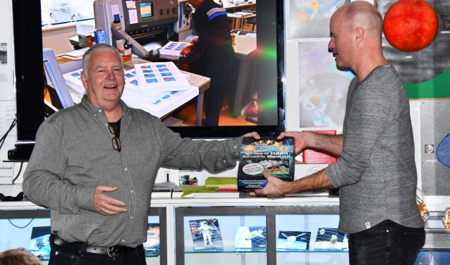 Uitreiking eerste doos door Theo Mulder namens Orion aan de heer Gerry Besseling van drukkerij Venhuis voor zijn grote steun.