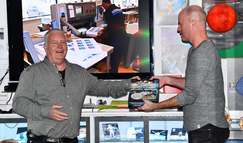 Uitreiking eerste doos door Theo Mulder namens Orion aan de heer Gerry Besseling van drukkerij Venhuis voor zijn grote steun.