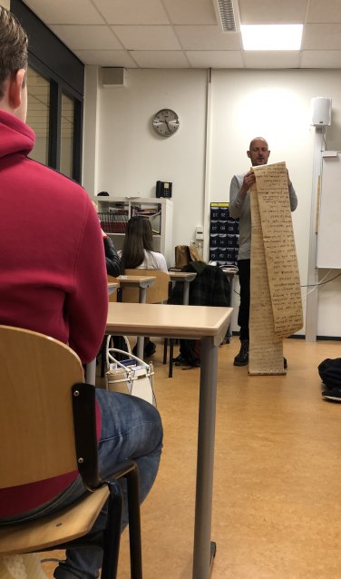 Woordkunstenaar Joost van Kersbergen geeft een workshop creatief schrijven aan KSH-leerlingen.