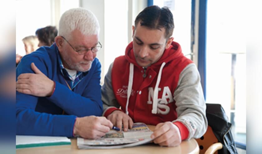 Taalmaatjes helpen een (buurt)bewoner met het oefenen van de Nederlandse taal.