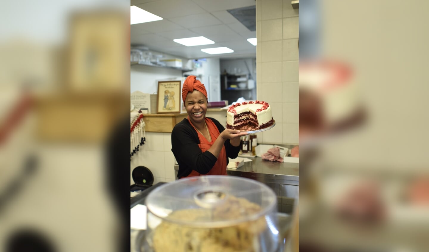 Joan Simpson met haar favoriete Lusious Bakery red velvet taart.