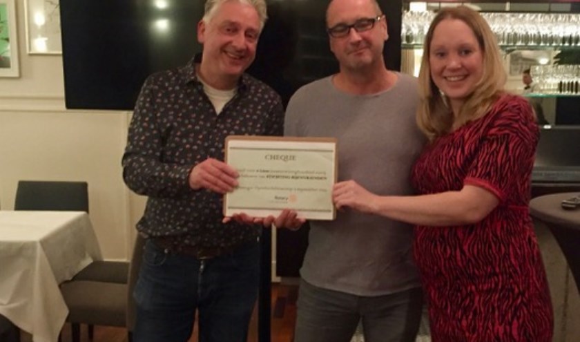 Pim Lemmers, Jan Kroezen en Maartje Hinse zijn blij met de cheque.