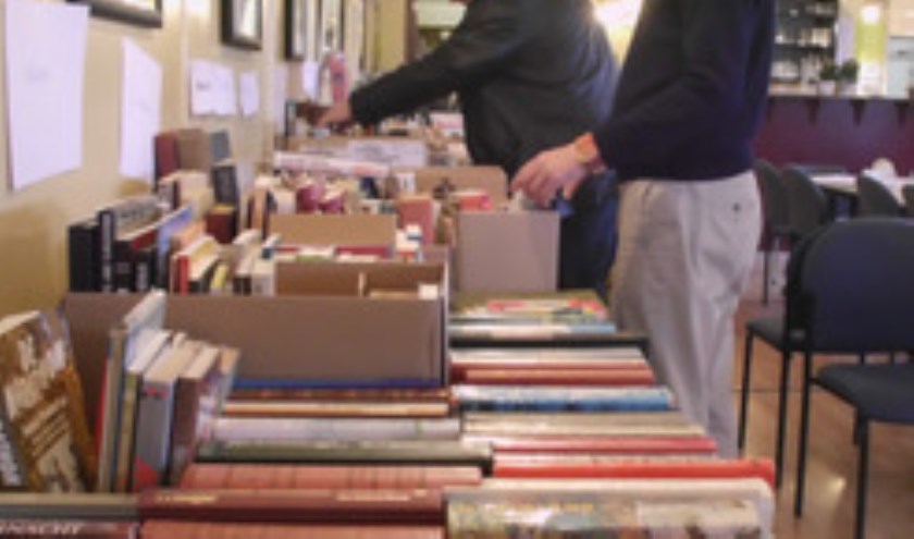 Snuffelen tussen de tweedehands boeken.