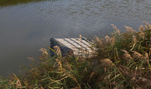 In de sloot aan het J.D. Collins III pad is een vat met een giftig goedje gedumpt.