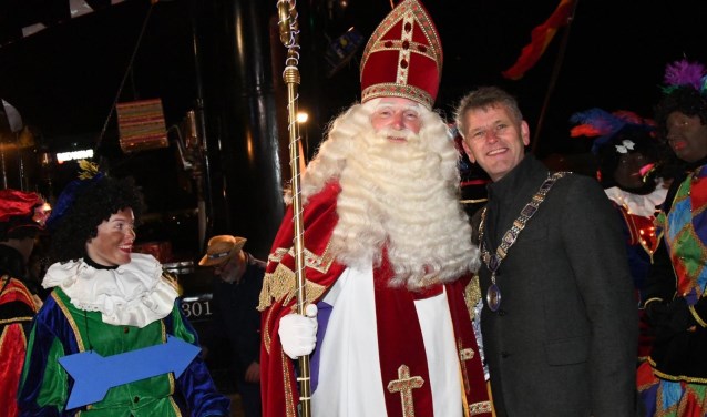 Sinterklaas wordt welkom geheten door burgemeester Smit van Beverwijk.