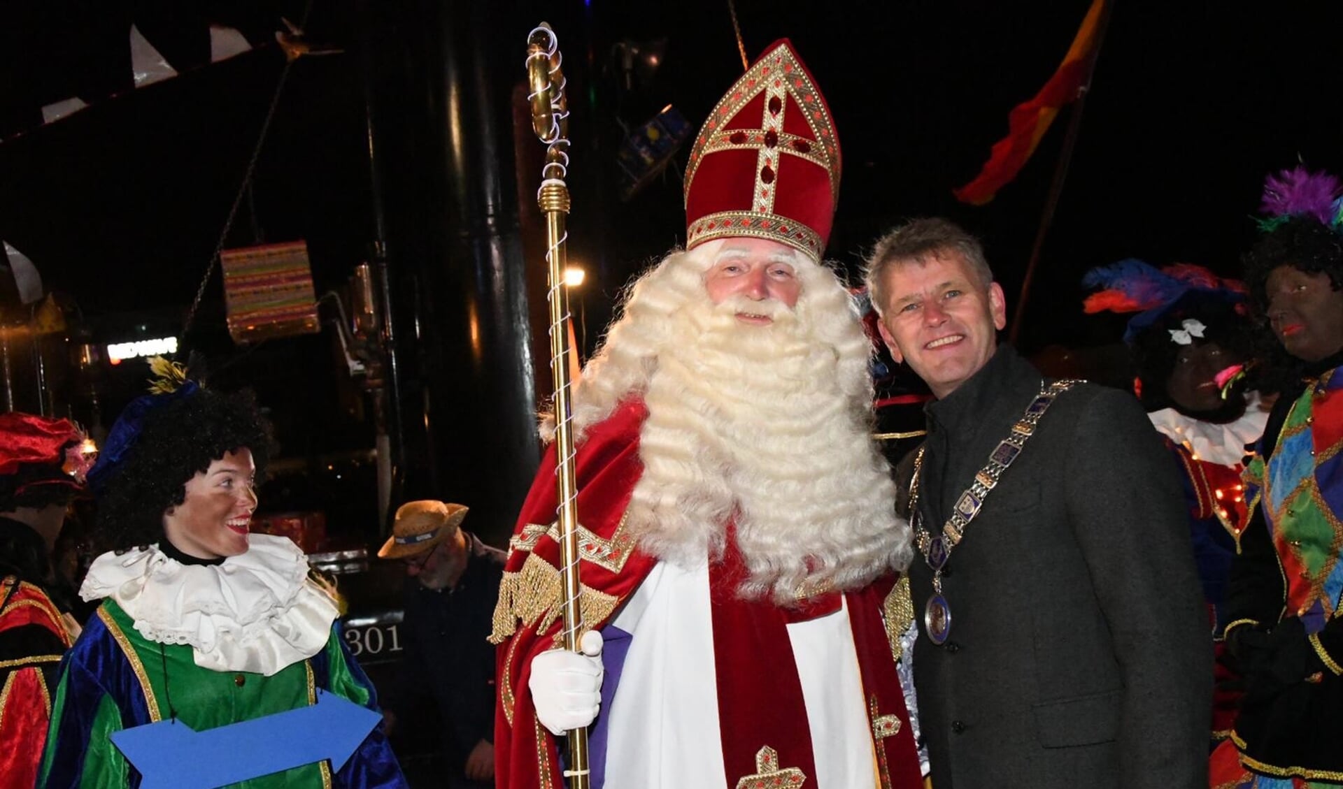 Sinterklaas wordt welkom geheten door burgemeester Smit van Beverwijk.