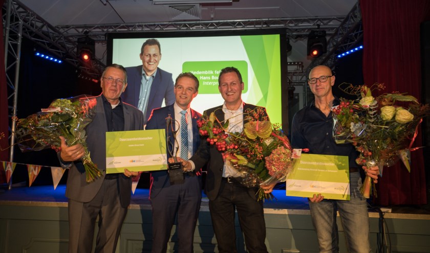Winnaar Hans Boukens (tweede van rechts) met de andere kandidaten en wethouder Harry Nederpelt.