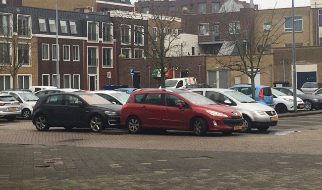 Gemeente controleert op parkeren.