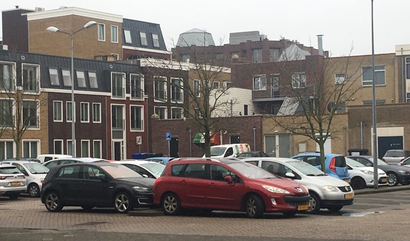 Gemeente controleert op parkeren.