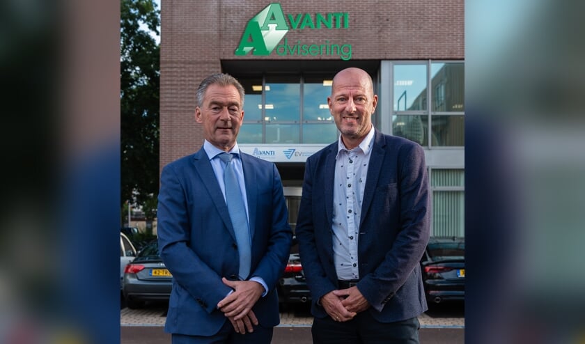 Bert van der Knijff (links) en Dick Roos voor het pand aan de Poelstraat.
