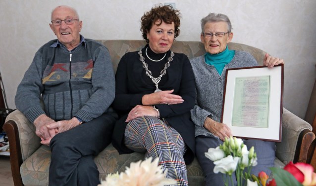 Het echtpaar Dekker- Pancras werd gefeliciteerd door de burgemeester.
