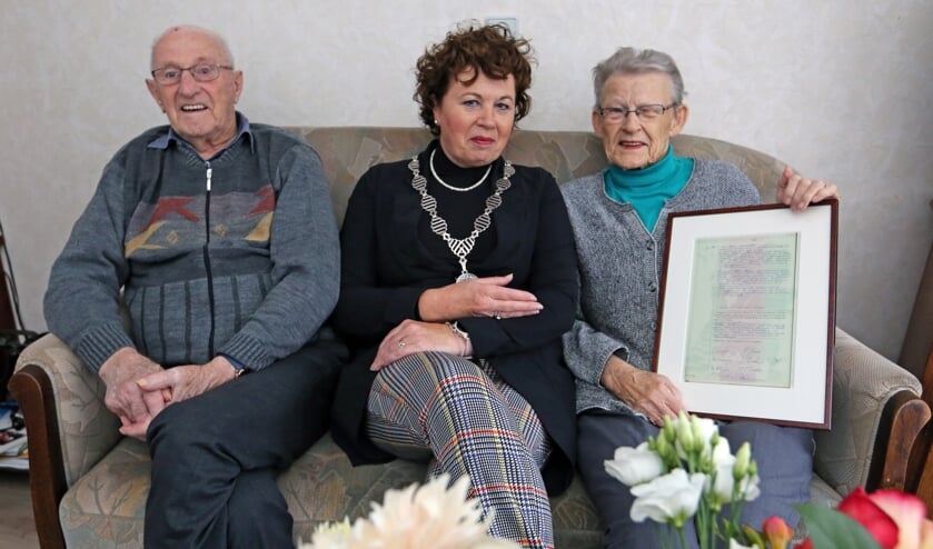 Het echtpaar Dekker- Pancras werd gefeliciteerd door de burgemeester.